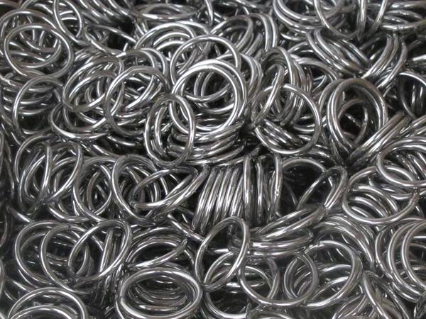 Stainless steel round rings for wire rope.