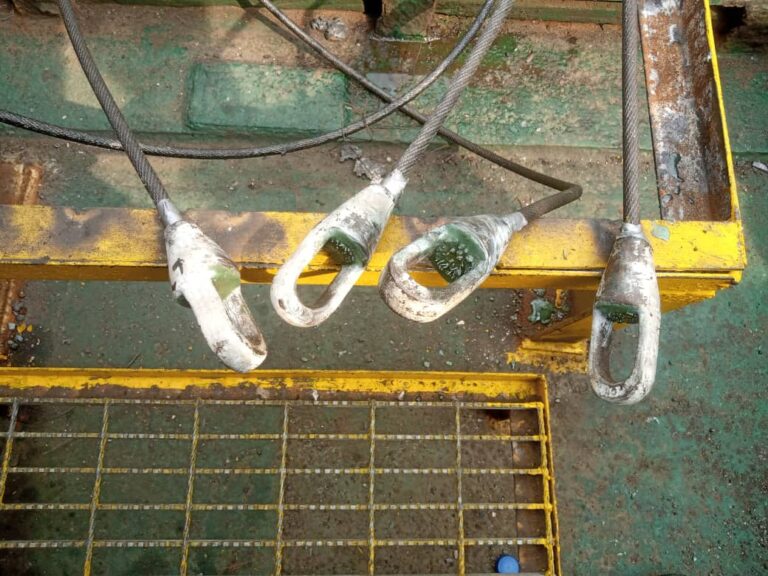 Steel wire ropes with open shelter sockets